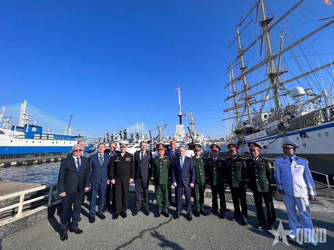 参加研究船交接仪式的代表们。（图：人民军队报）