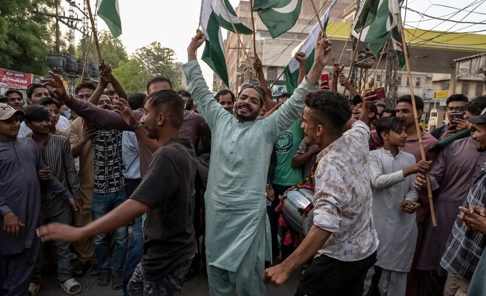 巴基斯坦和印度达成停火协议后，巴基斯坦人在街上庆祝。（图：AFP）