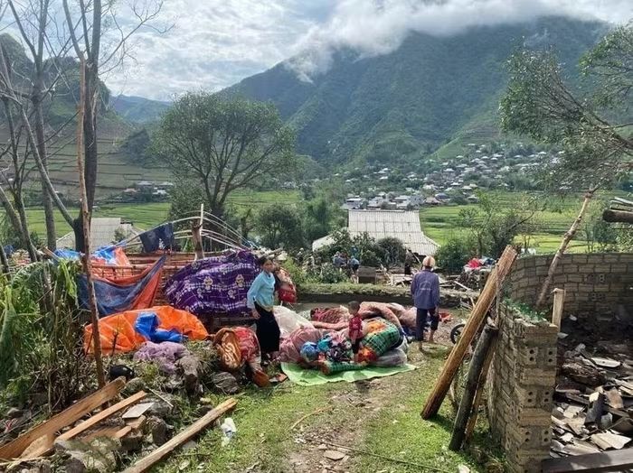 炭渊县孟金乡大雨倾盆夹旋风导致7间住房完全倒塌。（图：越通社）