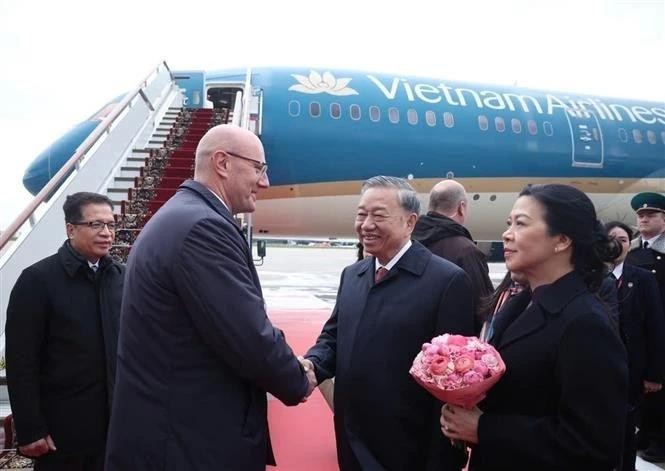 俄罗斯联邦副总理德米特里·切尔内申科来到机场为苏林总书记一行送行。（图：越通社)