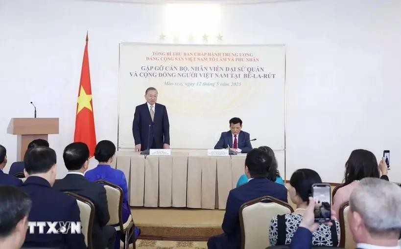 苏林总书记会见越南驻白俄罗斯大使馆工作人员和侨胞代表。（图：越通社)