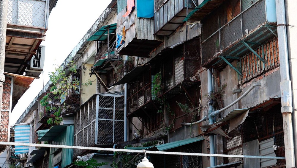 图：第十郡旧公寓总体破旧不堪，存在安全隐患。（图：越通社）