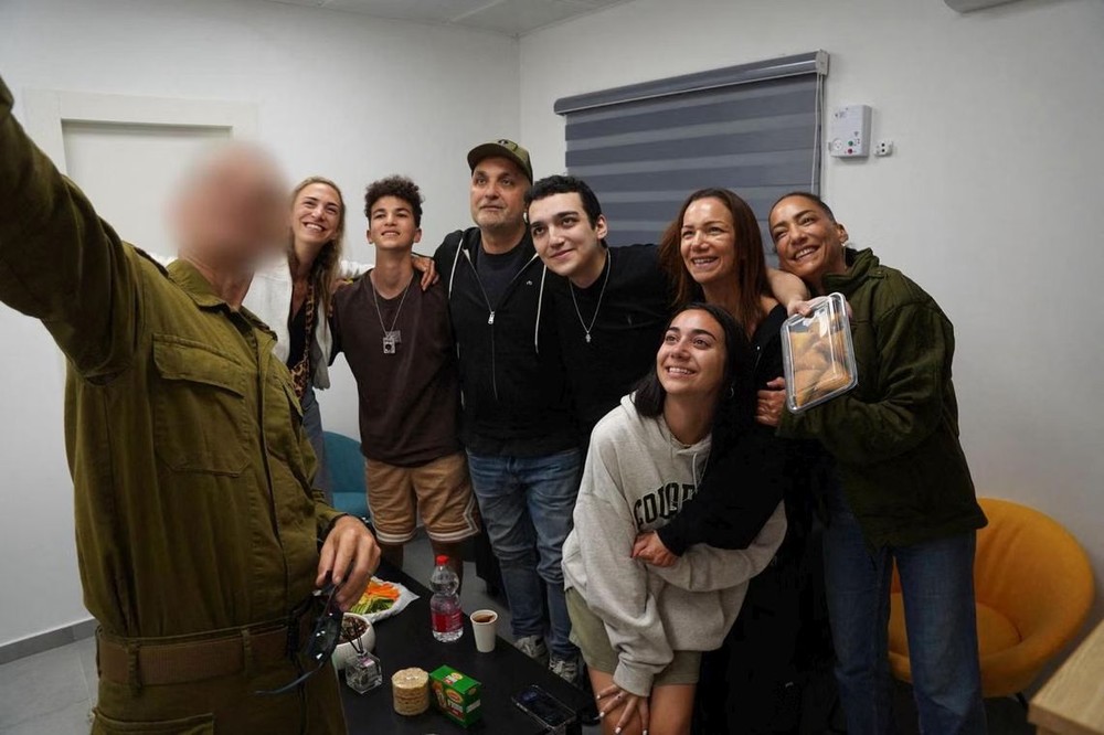 以色列军方5月12日发布照片，显示刚被哈马斯释放的埃丹·亚历山大（后排右三）和家人在以色列一处秘密地点团聚。 （图：AFP）