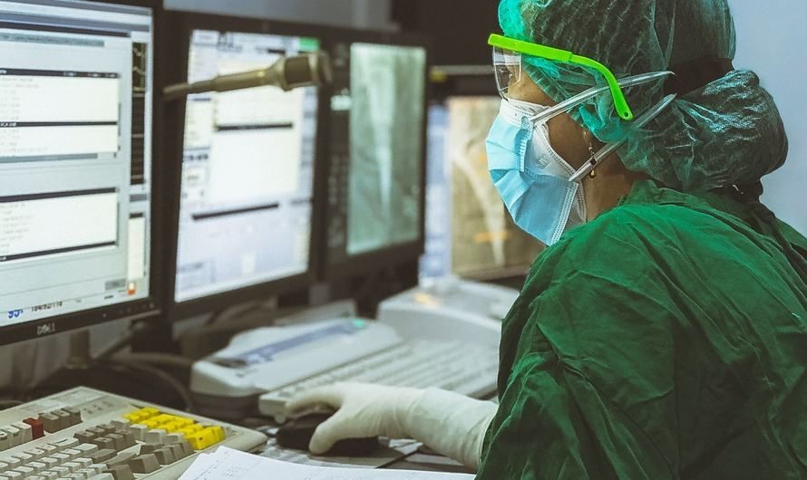 在印度尼的西亚科塔马卡萨，一名护士在导管控制室工作。（图：联合国）