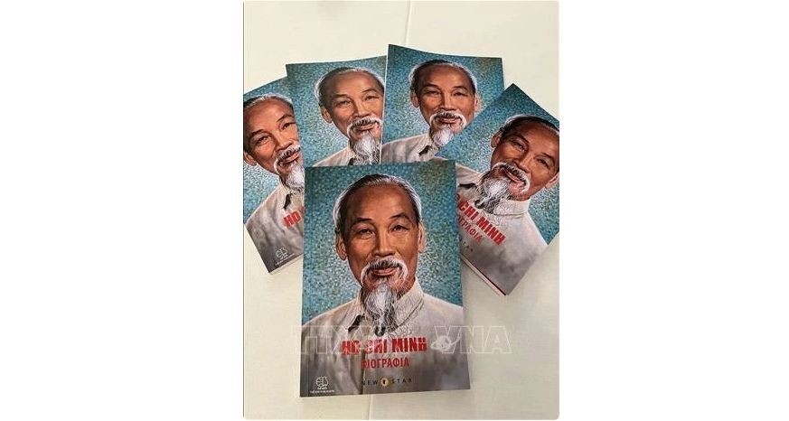 《胡志明传记》希腊语版。（图：越通社）