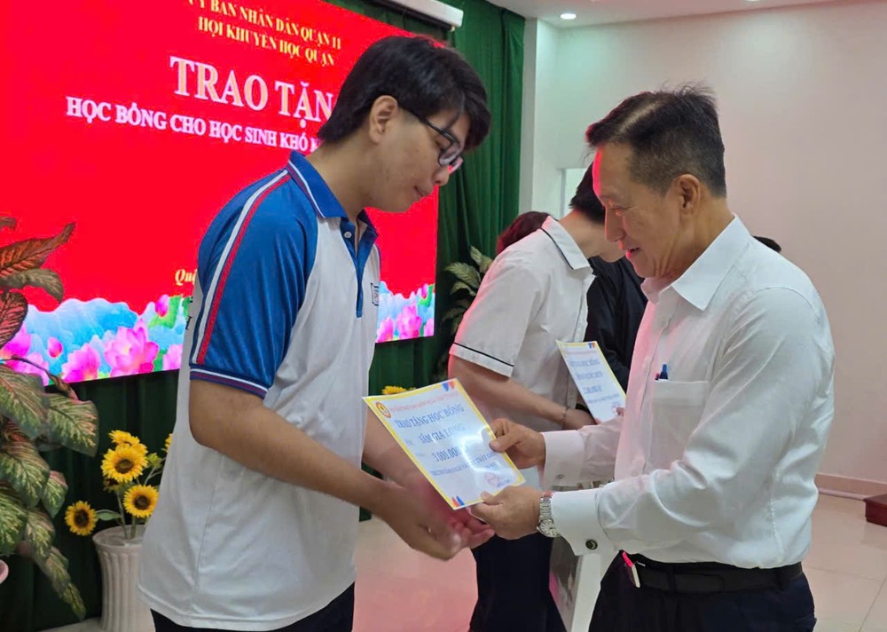 市华文教育辅助会主席古家寿向学生们致以祝贺及颁奖。