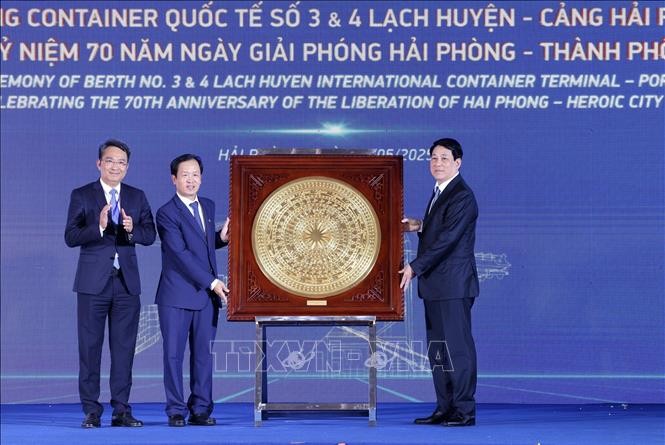 国家主席梁强向海防港干部及劳动者集体赠送礼物。