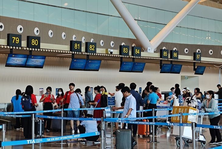 乘客在T3航站楼办理登机手续。（图：功忠）