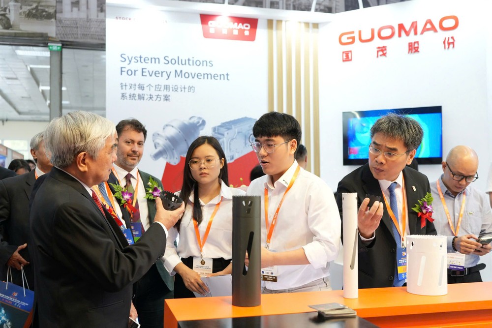 展商向参观者介绍新产品。