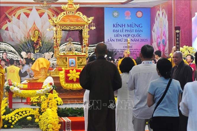 数万名佛教徒和民众前来馆使寺瞻拜佛陀舍利子。（图：越通社）