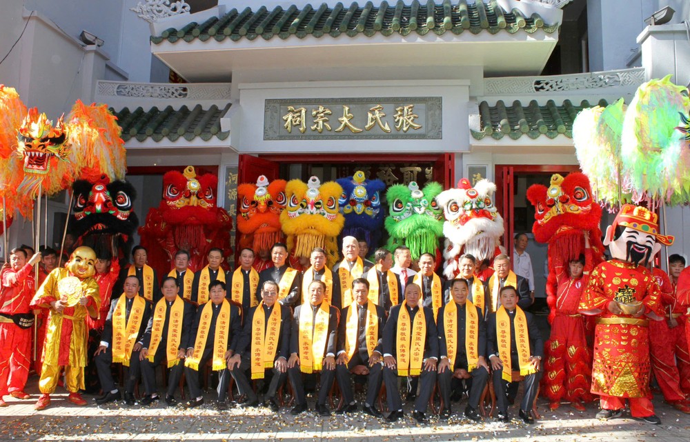 张氏宗祠理事会合照留念。