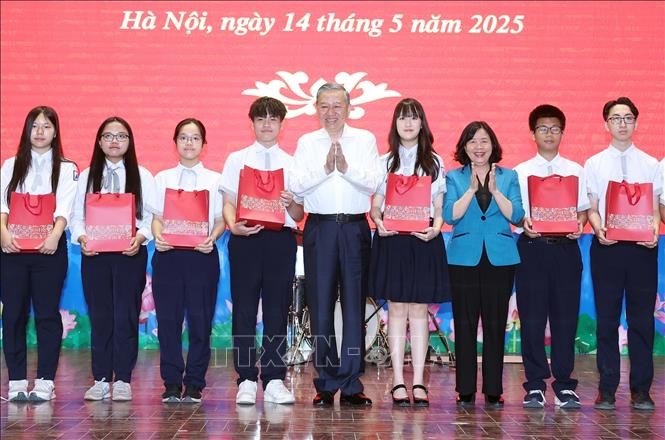 党中央总书记苏林（中）向河内-阿姆斯特丹高中专校优秀学生颁发奖学金。（图：越通社）