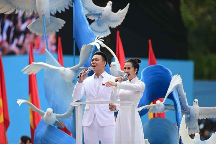 由武夏簪与东雄演唱的歌曲《续写和平故事》深受观众喜爱。