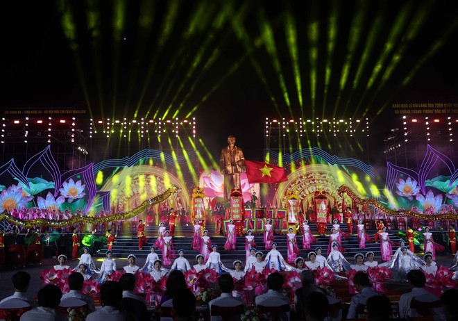 开幕式上的文艺演出。（图：越通社）