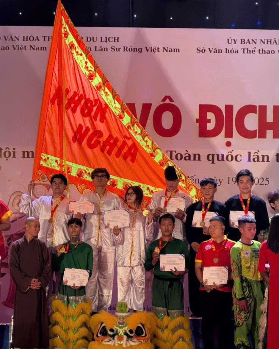 仁义堂在全国强队龙狮锦标赛夺得多面金盃