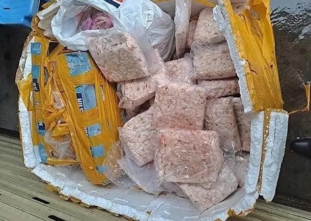 2024年10月，职能力量突查守德市一家经营户发现大量来源不明的畜禽内脏。（图：本市市场管理）