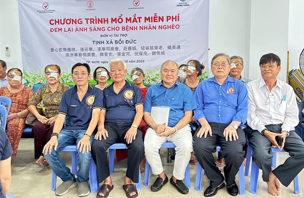 培德精舍护法理事会代表与部分术后白内障病人合摄。