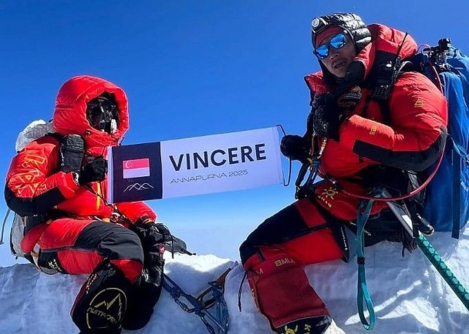 曾小耘(左)日前成功登顶安纳布尔纳峰。（图：互联网）