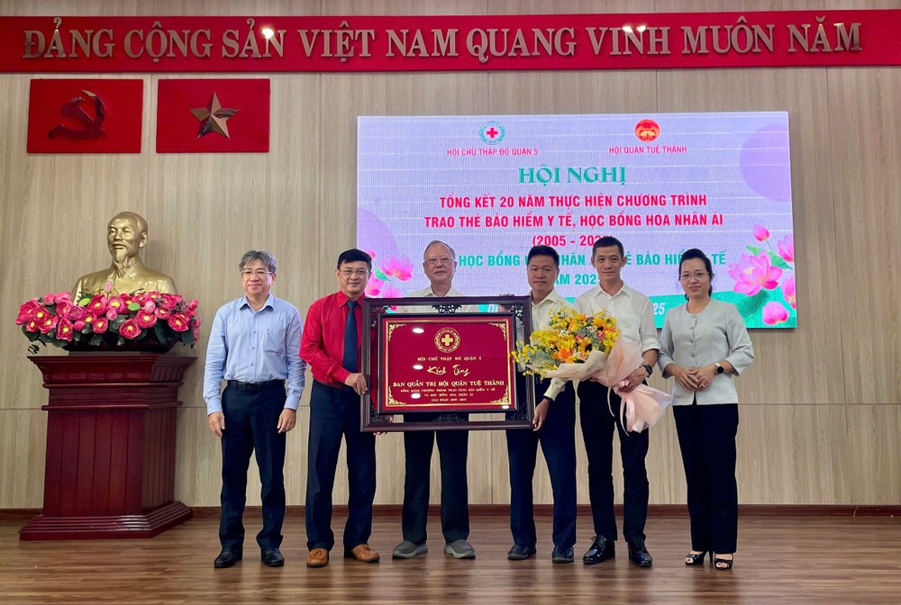 第五郡领导向穗城会馆理事会赠送金牌。