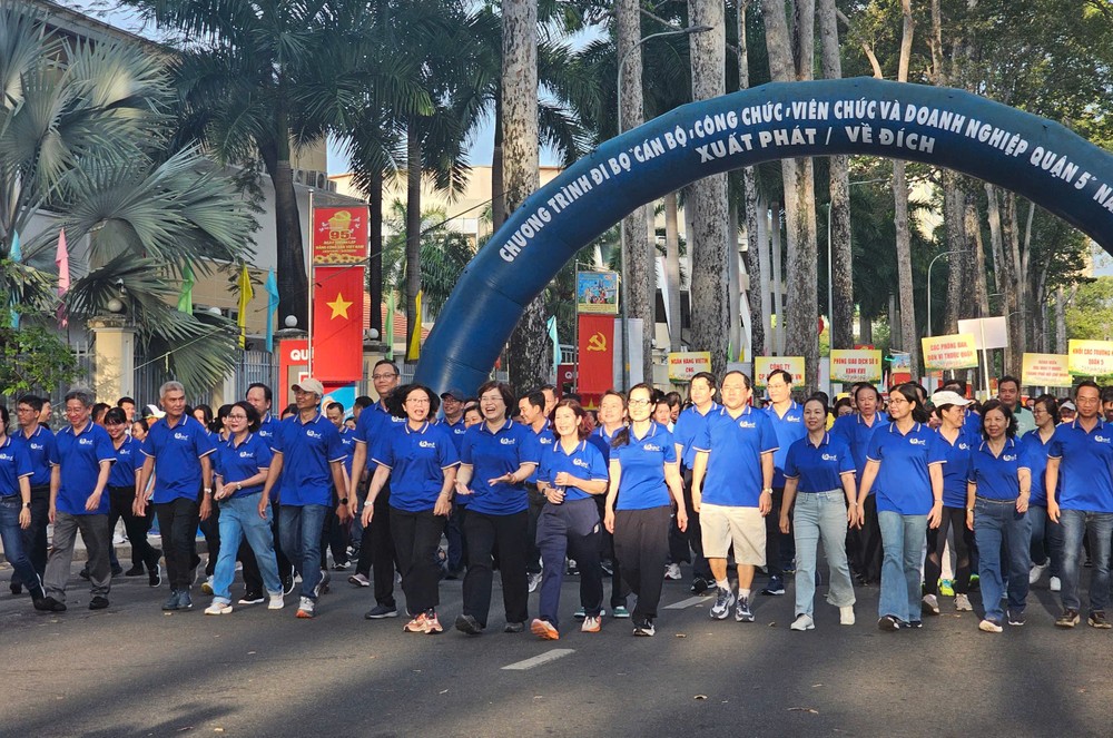 逾2000名企业家与干部职工参加步行活动