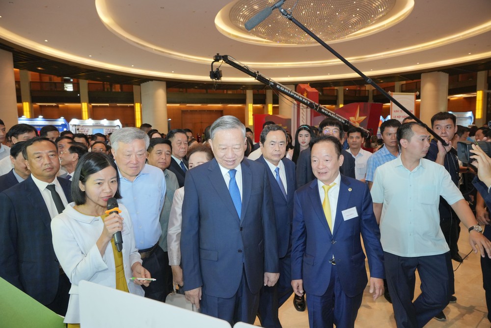 天龙集团总经理陈芳娥向苏林总书记介绍天龙环保笔产品。