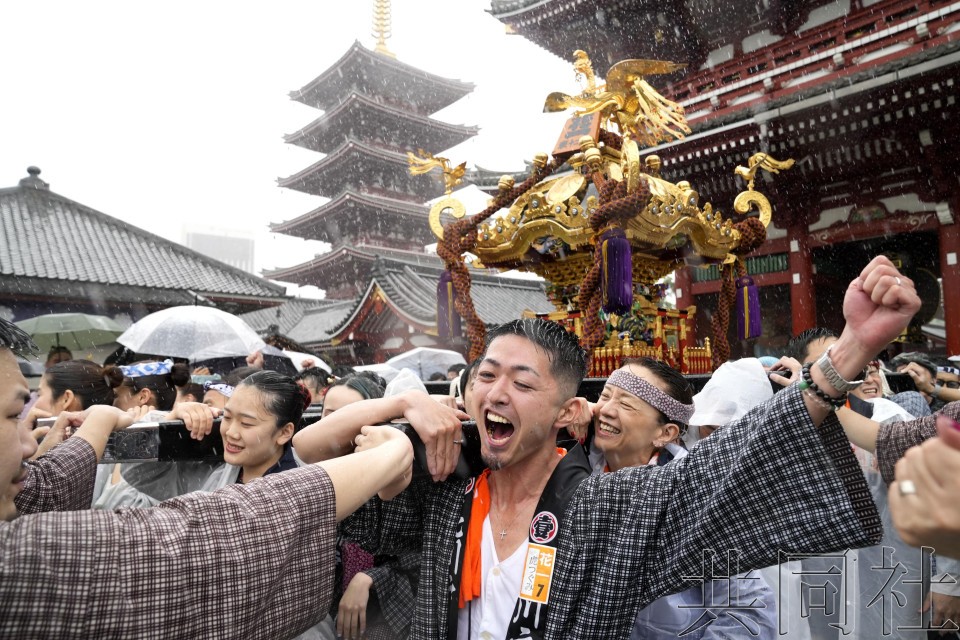 东京浅草三社祭吸引大量游客