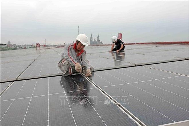 在南定省海后县 Maxport 9 工厂加固太阳能电池板。（图：越通社）