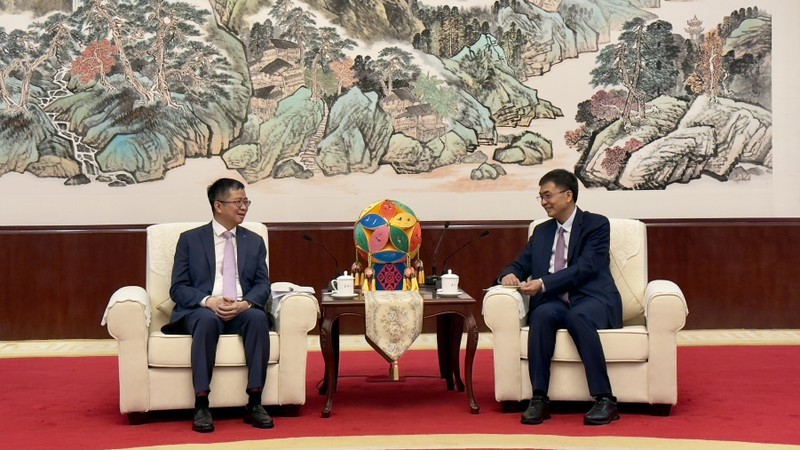 范清平大使会见广西壮族自治区党委书记陈刚。（图：越通社）