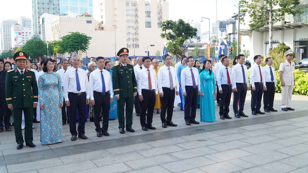 市代表团在胡志明主席塑像台公园敬献花圈。