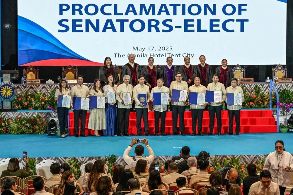 菲律宾选举委员会5月17日公布中期选举官方结果后，胜出的新任参议员在台上合照。（图：AFP）