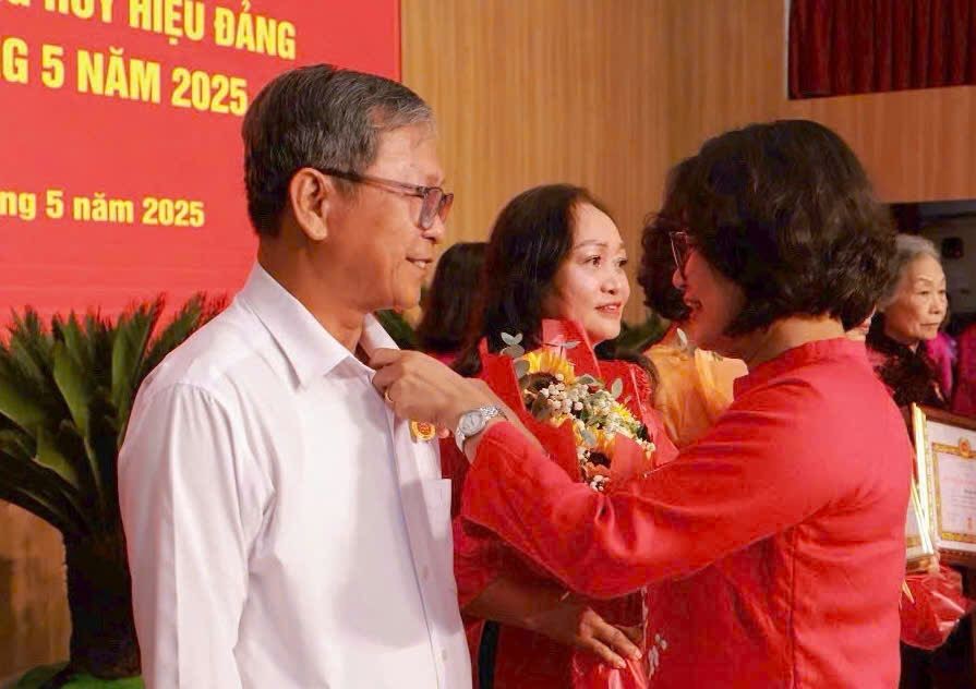 华人退休干部曾锦荣获40 年党龄纪念章。