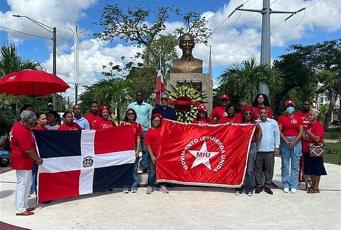 多明尼加左派在胡志明主席纪念碑敬献花圈。（图：越通社）