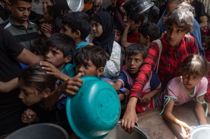 流离失所的巴勒斯坦人聚集在加沙城的一个慈善厨房外。（图：Shutterstock）