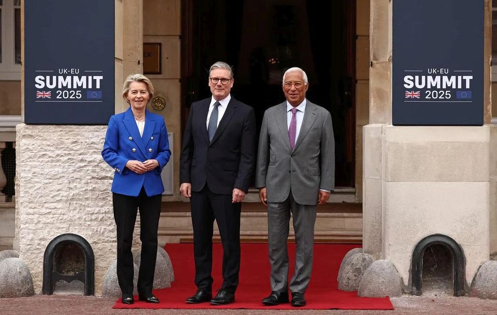 英国首相斯塔默（中）5月19日在伦敦兰开斯特府会见欧盟委员会主席冯德莱恩（左），以及欧洲理事会主席科斯塔。 （图：AFP）