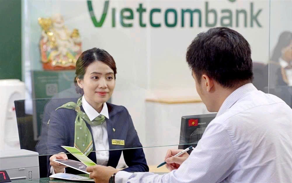 客户在Vietcombank银行进行交易。
