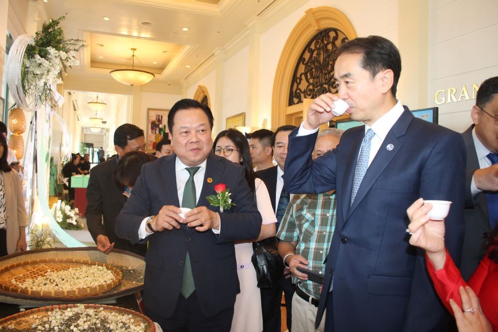 中国驻越南大使何伟与越中友好协会主席阮黄英一起品茶。
