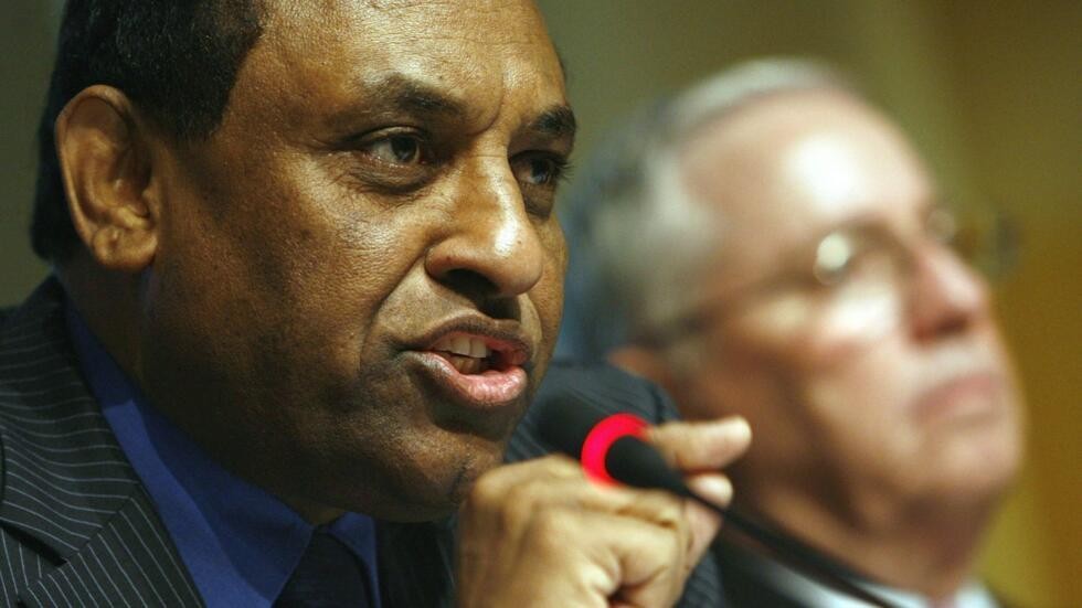 卡米尔‧伊德里斯（左）被任命为苏丹新任总理。（图：AFP）