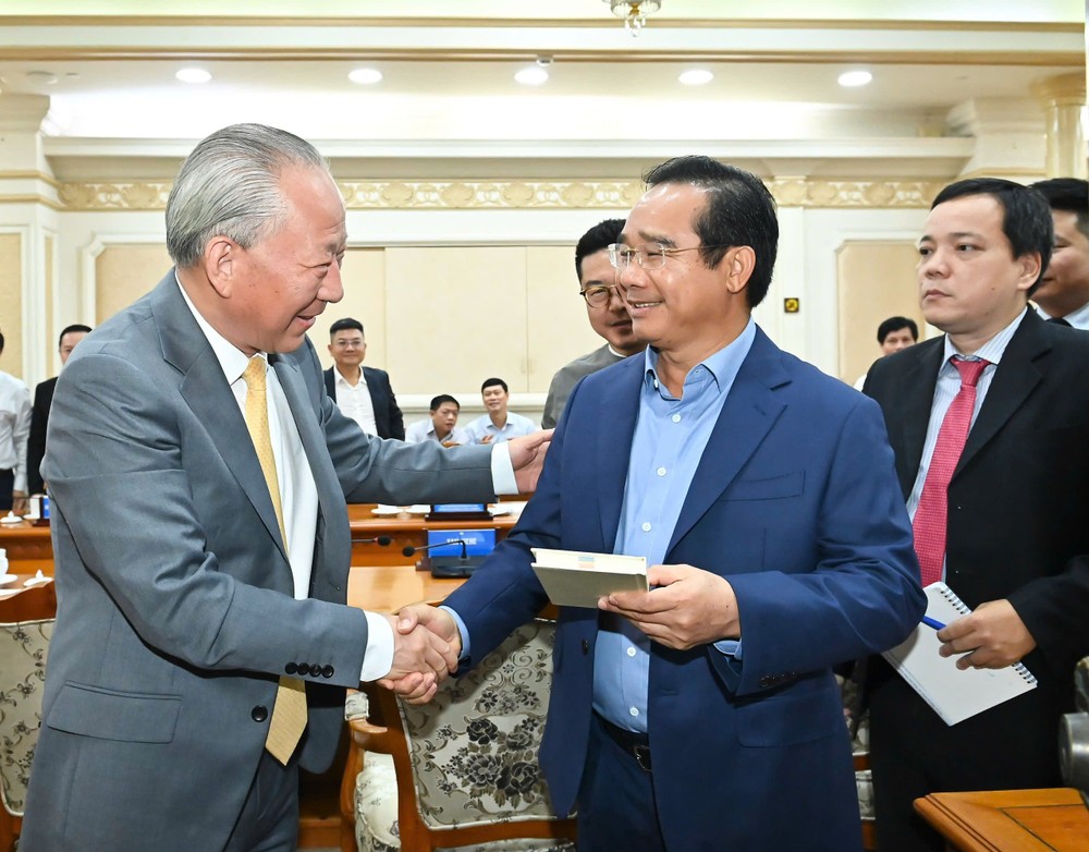 市人委会主席阮文得与严介和董事长交谈。