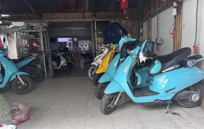 设有充电桩的咖啡馆和餐厅往往停满电动车。