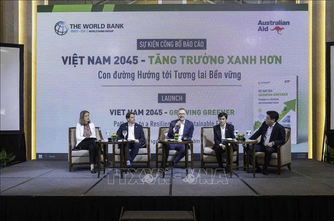 各位经济专家参加2045年越南绿色经济永续发展讨论报告。