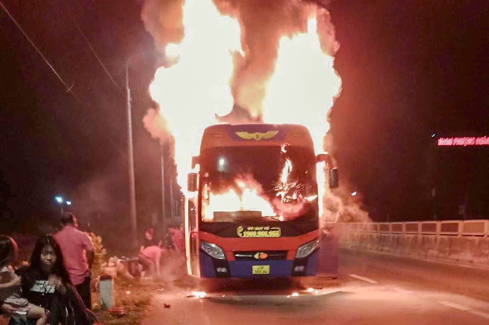 林同省牌照客车在庆和省1号国道猛烈起火。（图：N.X）