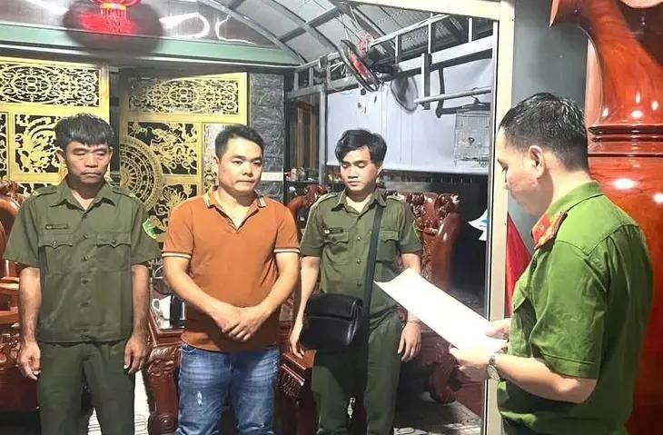 调查机关在阮伯清（中）住所执行搜查令。