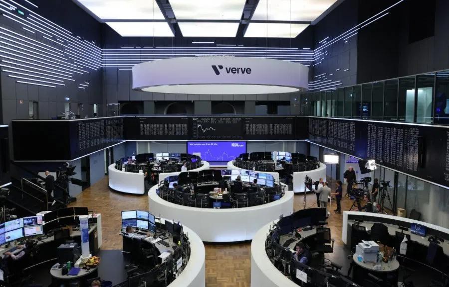 图为5月12日，德国法兰克福证券交易所场景。（图：AFP）