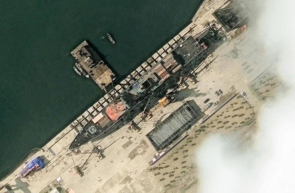 美国卫星技术公司麦克萨科技（Maxar Technologies）发布的卫星图像显示，在举行下水仪式前，朝鲜一艘新型驱逐舰5月18日停靠在咸镜北道清津造船厂。（图：路透社）