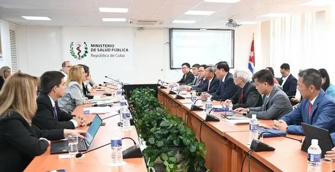 越南代表团与古巴卫生部举行工作会议。（图：越通社）