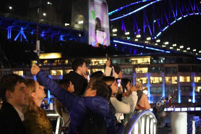 悉尼海港大桥前拍照“打卡”的游人。（图：中新网）