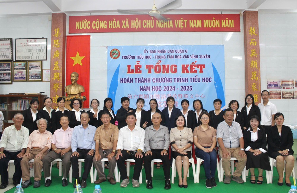 颍川学校励学会与嘉宾和老师们合照。