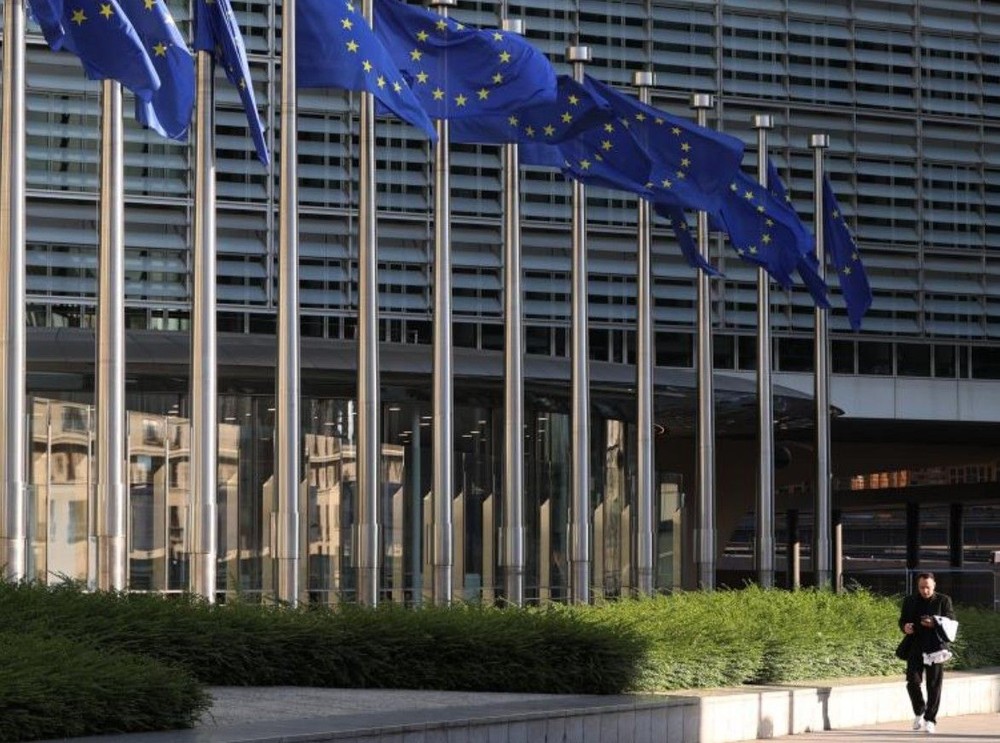 在比利时布鲁塞尔，一名男子从欧盟总部大楼外经过。（图：互联网）
