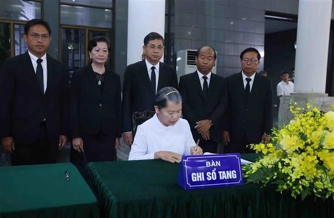 柬埔寨人民党副主席、柬埔寨民族统一阵线主席、柬越友好协会主席梅森安在吊唁簿上留言。（图：越通社）