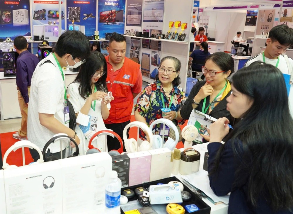 辅助电子智能设备业者拓展市场